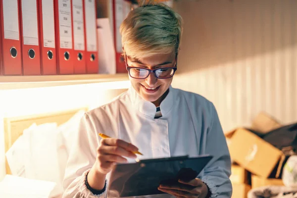 Junge Kaukasische Blonde Frau Weißer Uniform Füllt Formulare Büro Aus — Stockfoto