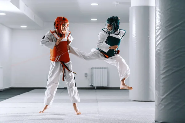 Deportivo Chicos Caucásicos Teniendo Taekwondo Entrenamiento Gimnasio Blanco Chico Pateando — Foto de Stock