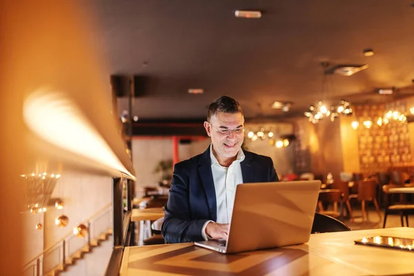 Smiling Middle Aged Man Dressed Smart Casual Using Laptop Sitting — Stock Photo, Image