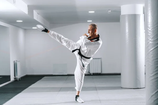 Kaukasischer Trainer Dobok Treten Mit Einem Bein Der Turnhalle Taekwondo — Stockfoto