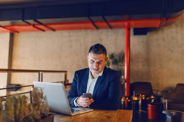 Hombre Negocios Mediana Edad Vestido Elegante Casual Usando Teléfono Inteligente — Foto de Stock