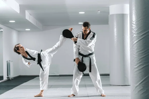 Kaukasische Behinderte Hochmotivierte Mädchen Die Taekwondo Mit Ihrem Training Praktizieren — Stockfoto