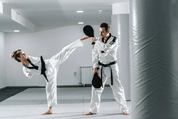 Kaukasische Behinderte Hochmotivierte Mädchen Die Taekwondo Mit Ihrem Training Praktizieren — Stockfoto