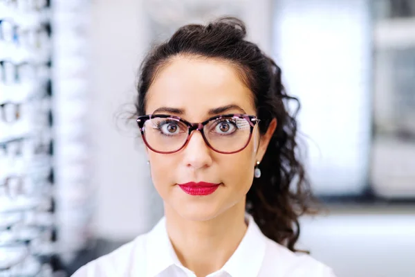 Zavřít Mladou Krásnou Kavkazskou Ženu Oblečenou Nových Brýlí Oftalmolog Interiér — Stock fotografie