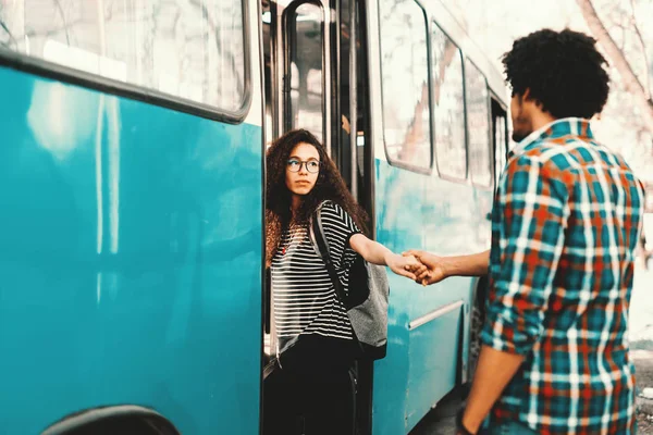 Schönes Mädchen Mit Langen Lockigen Haaren Betritt Den Bus Und — Stockfoto