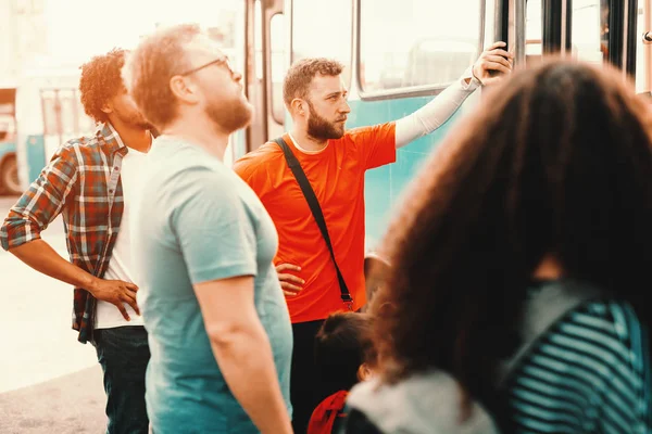 Pequeño Grupo Personas Multiculturales Esperando Para Entrar Autobús Ciudad — Foto de Stock