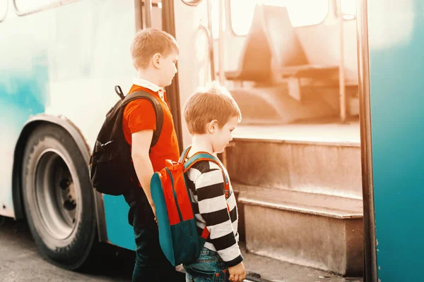 Братья Входят Городской Автобус Идут Школу Вид Сбоку — стоковое фото
