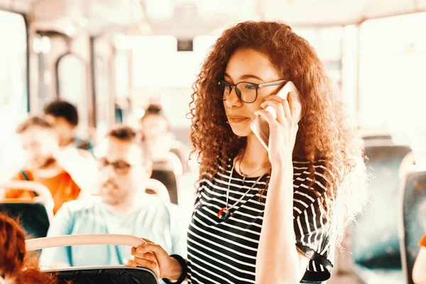 Fiatal Gyönyörű Beszél Mozgatható Telefon Ban Busz — Stock Fotó