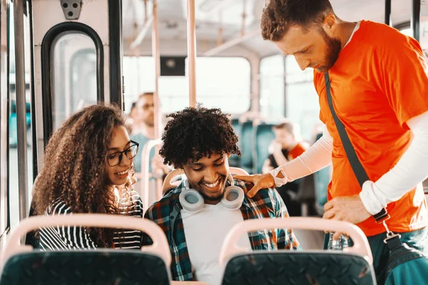 Pequeño Grupo Amigos Multiculturales Mirando Tableta Mientras Conducen Autobús Ciudad — Foto de Stock