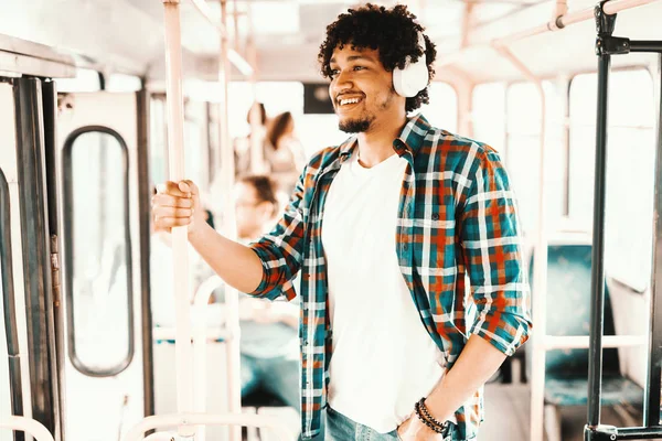 Toplu Ulaşım Sürüş Kavrama Tutarken Müzik Genç Gülümseyen Afrikalı Amerikalı — Stok fotoğraf
