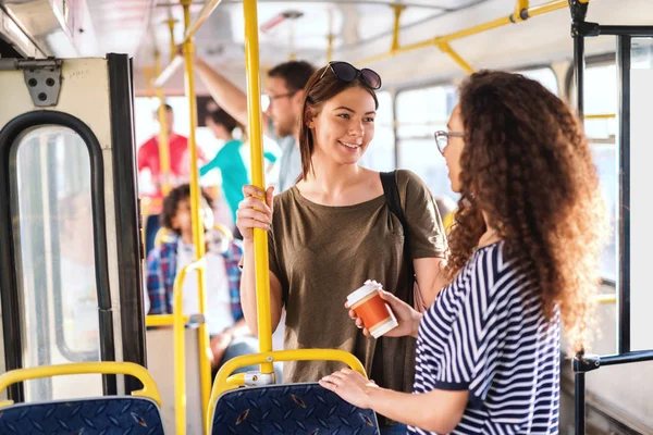 Twee Meisjes Een Bus Staan Chatten Glimlachen — Stockfoto