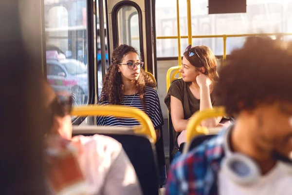 Група Молодих Пасажирів Автобусному Міському Транспорті — стокове фото