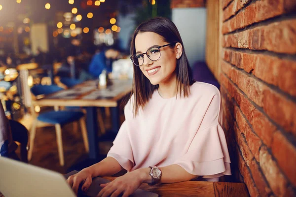 Atractiva Morena Con Gafas Usando Laptop Mientras Está Sentada Cafetería —  Fotos de Stock