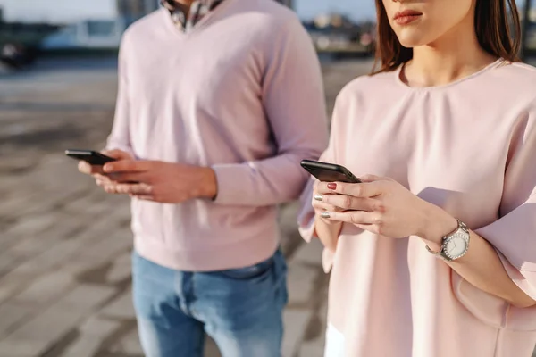 Caucásico Hombre Mujer Usando Teléfonos Inteligentes Mientras Que Pie Lado — Foto de Stock