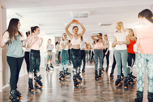 Grupo Mulheres Com Hábitos Saudáveis Preparando Para Fazer Exercícios Pernas — Fotografia de Stock