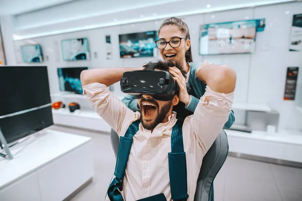 Attraktiver Bärtiger Mann Mit Gemischter Rasse Der Virtual Reality Technologie — Stockfoto