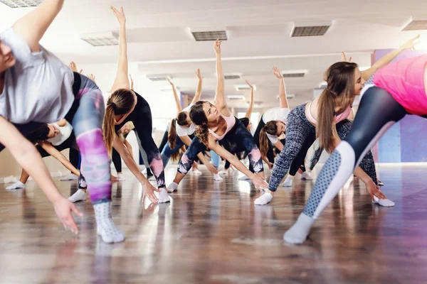 Groep Kaukasische Vrolijke Vrouwen Staan Sportschool Het Doen Van Stretching — Stockfoto