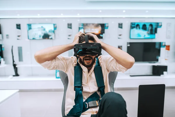 Attraktiver Bärtiger Mann Mit Gemischter Rasse Der Virtual Reality Technologie — Stockfoto