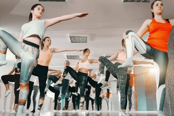 Groep Van Gerichte Kaukasische Vrouwen Gekleed Sportkleding Staande Een Been — Stockfoto