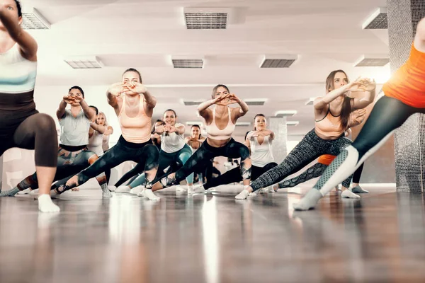 Groep Kaukasische Vrolijke Vrouwen Staan Sportschool Het Doen Van Stretching — Stockfoto