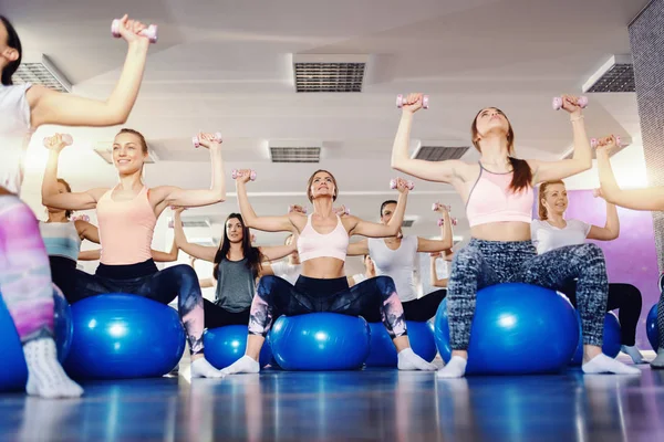 Groep Van Gerichte Geïnspireerde Groep Sportieve Vrouwen Zittend Pilates Ballen — Stockfoto