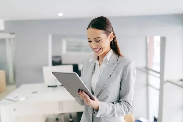 Smiling Caucasian Perempuan Ceo Dalam Pakaian Formal Dan Dengan Rambut — Stok Foto