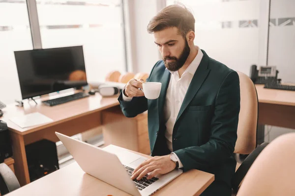 Joven Hombre Negocios Barbudo Ropa Formal Usando Portátil Tomando Café — Foto de Stock