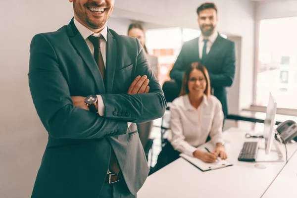 Gruppe Lächelnder Zufriedener Geschäftsleute Formeller Kleidung Posiert Modernen Büros Geschäft — Stockfoto
