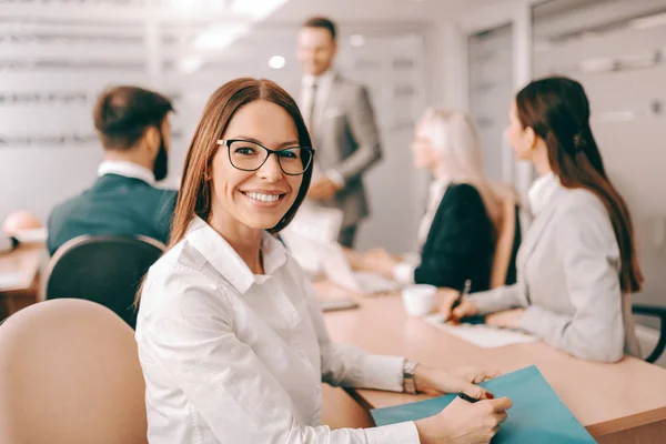 Resmi Giyim Gözlük Güzel Kadını Gülümseyerek Yönetim Kurulu Toplantısında Oturan — Stok fotoğraf
