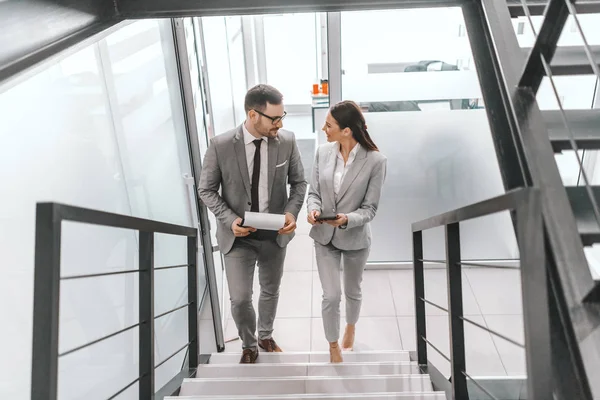 Zwei Glückliche Kollegen Festlicher Kleidung Die Die Treppe Hinaufsteigen Und — Stockfoto