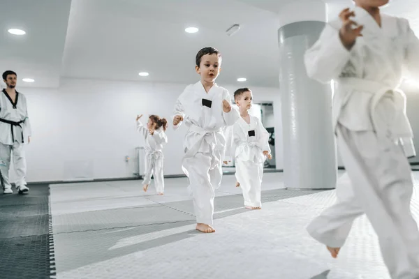 Pieni Ryhmä Lapsia Joilla Koulutus Taekwondo Tunnilla Kaikki Pukeutuneet Dobokseihin — kuvapankkivalokuva