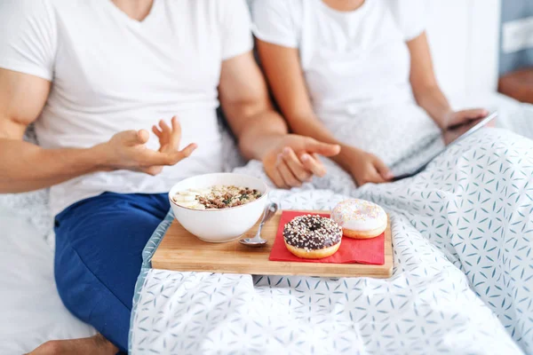 Pareja Enamorada Desayunando Cama Bandeja Rosquillas Cereales — Foto de Stock