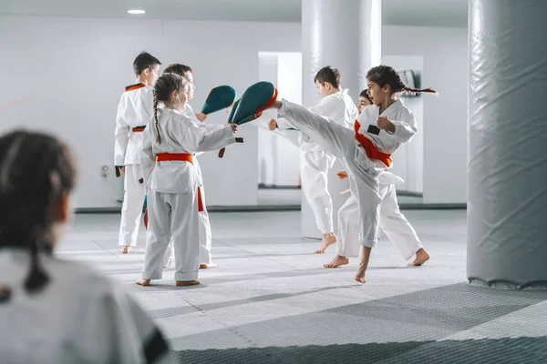 Csoport Sportos Kaukázusi Gyerekek Doboks Amelynek Taekwondo Osztály Fehér Edzőteremben — Stock Fotó