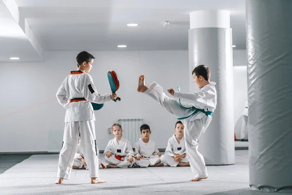 Zwei Junge Kaukasische Jungs Doboks Beim Taekwondo Training Fitnessstudio Der — Stockfoto