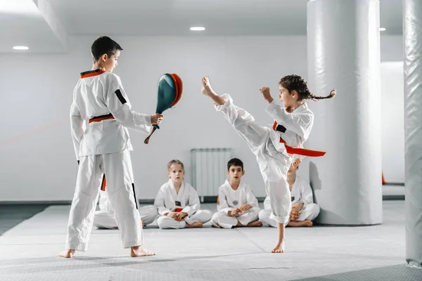 Caucasain Chico Chica Doboks Teniendo Taekwondo Entrenamiento Gimnasio Chica Pateando — Foto de Stock
