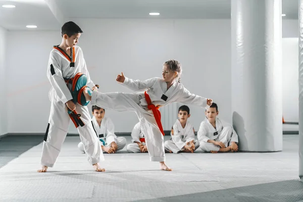 Kaukasische Jungen Und Mädchen Doboks Beim Taekwondo Training Fitnessstudio Mädchen — Stockfoto