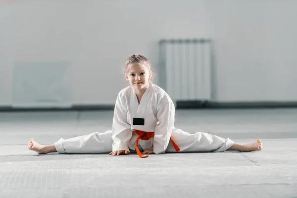 Junges Kaukasisches Mädchen Dobok Das Mit Gespreizten Beinen Auf Dem — Stockfoto
