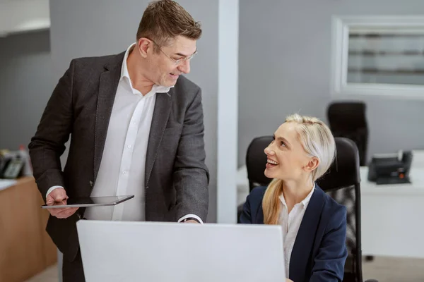 Lächelnder Ceo Mittleren Alters Offizieller Kleidung Hält Tablette Der Hand — Stockfoto