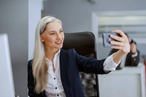 Hermosa Mujer Rubia Caucásica Sonriente Sentada Oficina Mirándose Misma Reflexión — Foto de Stock