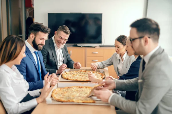 Gente Negocios Sentada Sala Juntas Comiendo Pizza Para Almuerzo — Foto de Stock