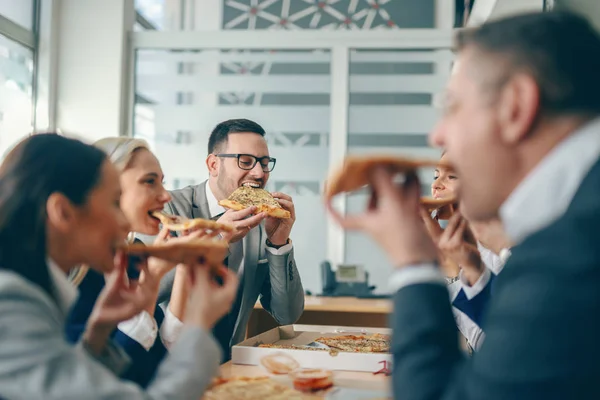 Zakenmensen Die Bestuursruimte Zitten Pizza Hebben Voor Lunch — Stockfoto
