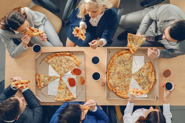 Vista Superior Gente Negocios Ropa Formal Sentada Mesa Comiendo Pizza — Foto de Stock