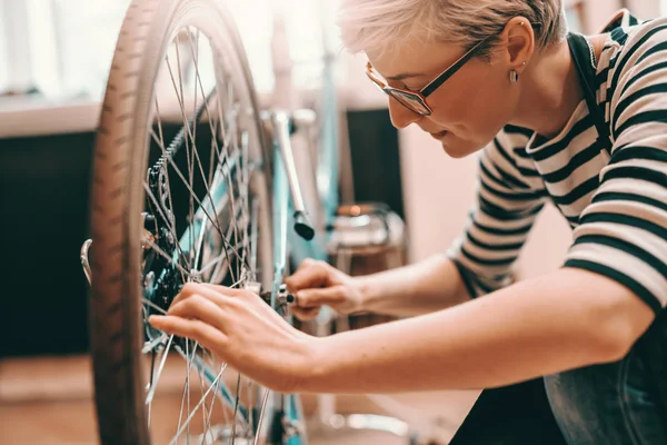 Mooie Kaukasische Werkneemster Met Korte Blonde Haar Bril Crouching Fiets — Stockfoto