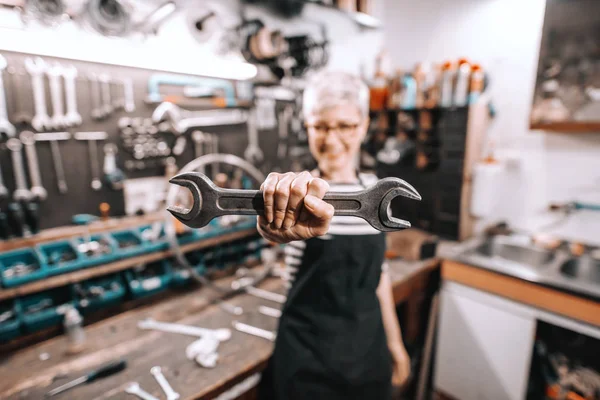 Portrait Beautiful Caucasian Female Worker Holding Wrench While Standing Bicycle — Stock Photo, Image