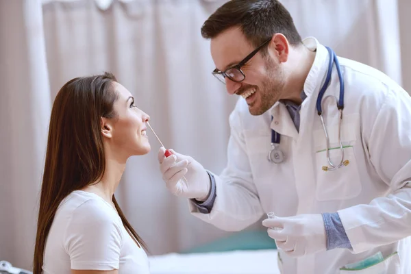 Usmívající Kavkazský Doktor Který Pacientova Nosu Bere Hlavu Interiér Kliniky — Stock fotografie