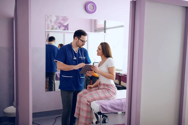 Grave Medico Caucasico Con Occhiali Vista Uniforme Blu Che Mostra — Foto Stock