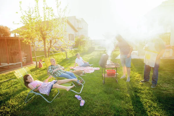 Große Glückliche Familie Sitzt Einem Hinterhof Und Genießt Während Großvater — Stockfoto