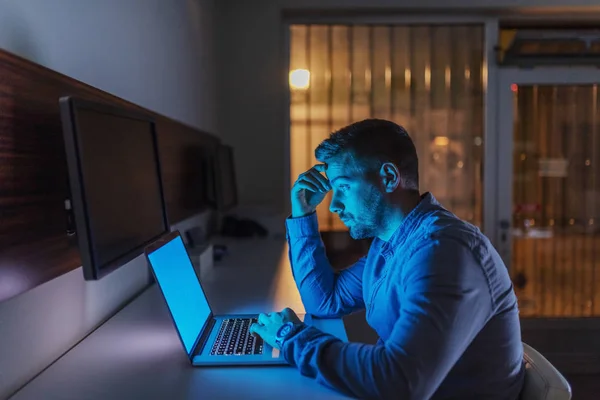 Serious Caucasian Trabajador Empleado Sentado Oficina Tarde Noche Proyecto Acabado —  Fotos de Stock