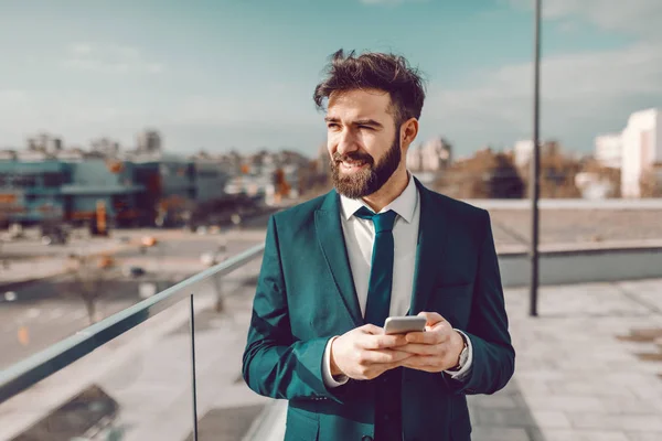 Mladý Kavkazský Zamyšlený Vousatý Obchodník Formálním Oblečení Používající Chytrý Telefon — Stock fotografie