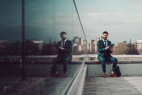 Joven Sonriente Caucásico Exitoso Hombre Negocios Barbudo Ropa Formal Sentado — Foto de Stock